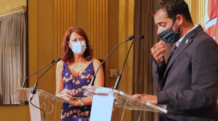 L'alcaldessa de Girona, Marta Madrenas, escoltant al vicealcalde, Quim Ayats, durant l'anunci del pacte de govern a la ciutat. ACN