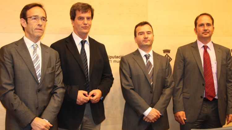 D'esquerra a dreta: Xavier López, Pere Condom i Estanis Puig durant la signatura del conveni © ACN