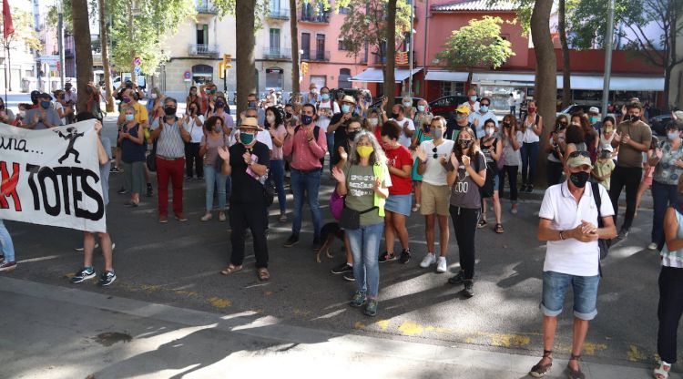 Un instant de la concentració en suport als encausats per tallar l'AP-7 a Salt davant dels Jutjats de Girona. ACN