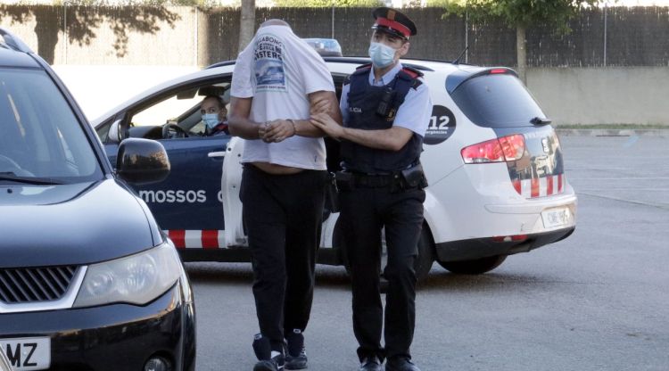 Un dels detinguts en l'operatiu contra la trama de tràfic de drogues de Santa Coloma de Farners arribant als jutjats. ACN