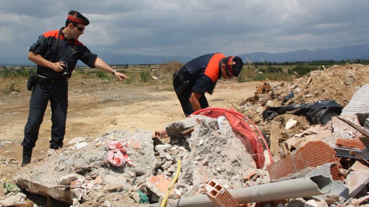 Els Mossos d'Esquadra durant la inspecció al centre de tractament de residus de Peralada © ACN