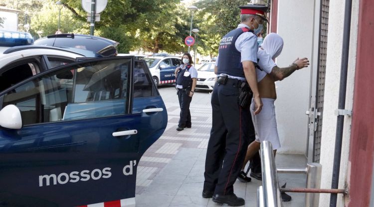 Un dels detinguts en l'operatiu contra la trama de tràfic de drogues de Santa Coloma de Farners arribant als jutjats. ACN