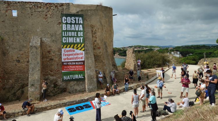 La pancarta desplegada al Castell de Sant Esteve, aquest matí. ACN