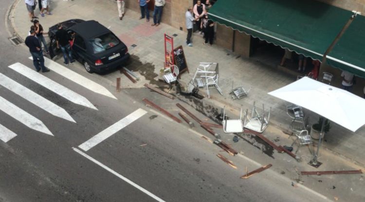 Estat en que ha quedat la terrassa després de ser envestida pel vehicle. ACN