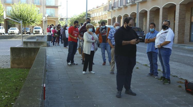 La cua de veïns de Sant Joan de les Abadesses (Ripollès) per fer-se la PCR. ACN