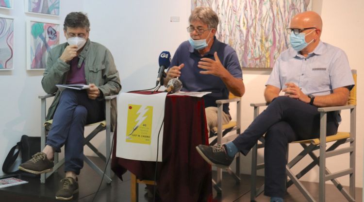 El director de la Planeta, el fundador de la Llibreria 22 i un dels fills de Just Manuel Casero en la presentació de la 40a edició dels premis literaris