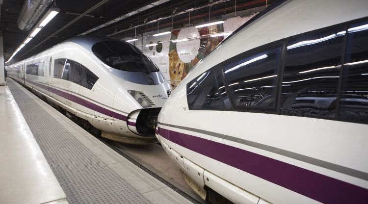 Pla obert de d'un tren d'alta velocitat esperant abans de sortir de l'estació de Sants