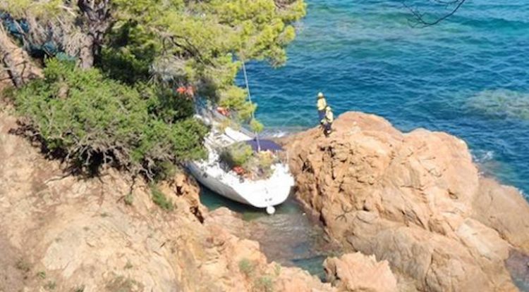 El veler encallat a les roques