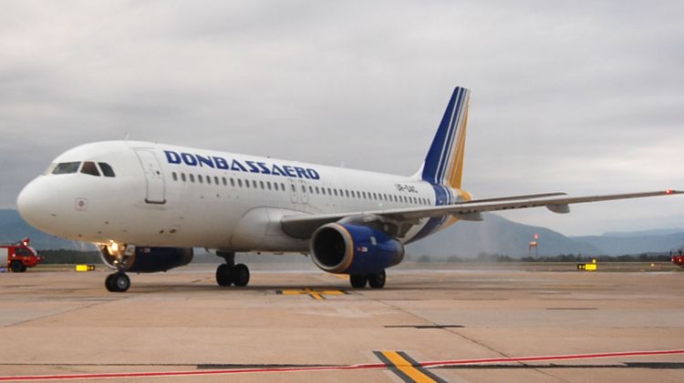 L'avió A-320 que cobreix la nova ruta entre Girona i Kiev ha estat 'batejat' aquest matí © ACN