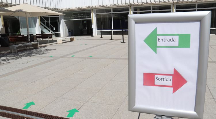 Fletxes que indiquen el circuit d'entrada a la Facultat de Ciències Econòmiques que la UdG amb un cartell en primer terme que indica l'entrada i la sortida. ACN