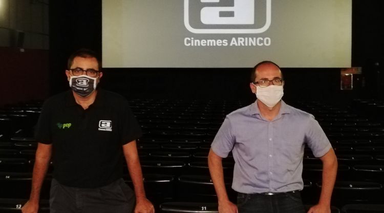 El responsable dels cinemes Arinco i l'alcalde de Palamós en una sala dels cinemes