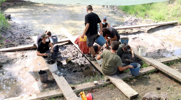 Les excavacions al jaciment neolític de la Draga amb alguns arqueòlegs treballant-hi. ACN