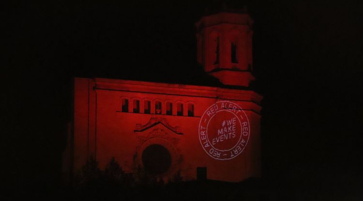 La Catedral de Girona tenyida de vermell per demanar ajudes al sector de tècnics audiovisuals. ACN