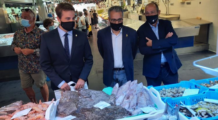 Les autoritats visitant el mercat de Palafrugell, aquest matí. Martí Artalejo