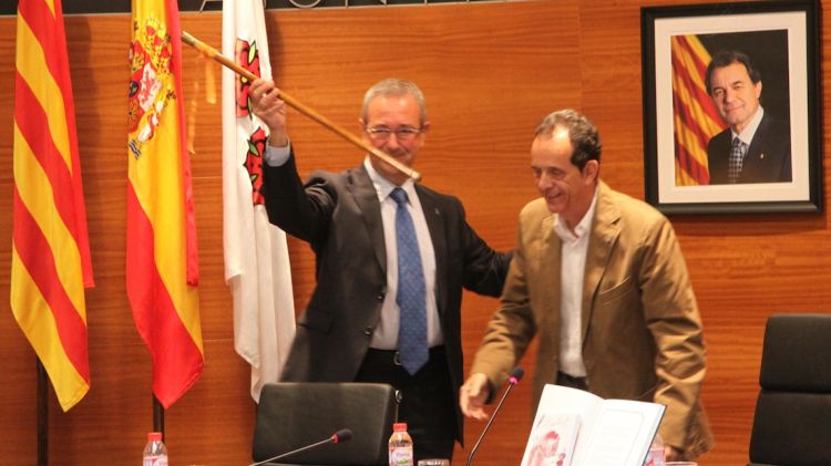 Pàramo rebent la vara d'alcalde a la sala de plens de Roses © AG