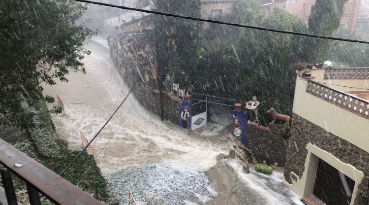 Els carrers de Llers han quedat inundats en només mitja hora. Dolors Moreno