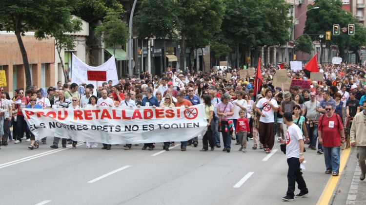 Imatge de la manifestació a l'avinguda de Jaume I de Girona amb la pancarta al capdavant © ACN