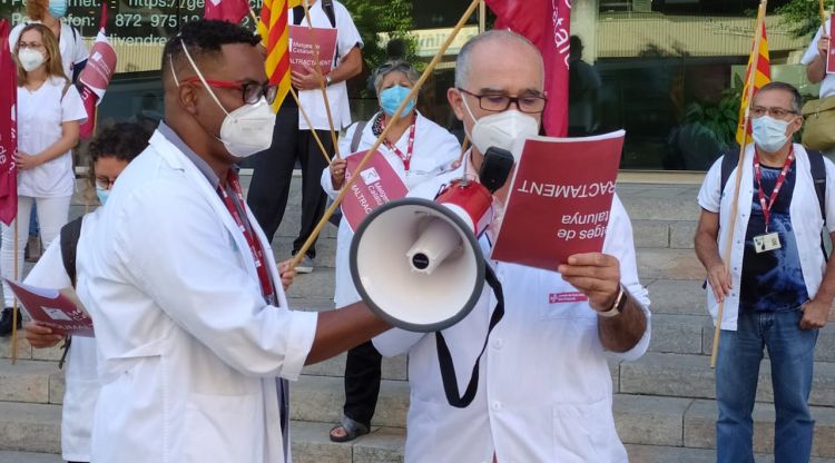 Els portaveus de Metges de Catalunya en la concentració d'aquest dimecres a la Delegació de la Generalitat