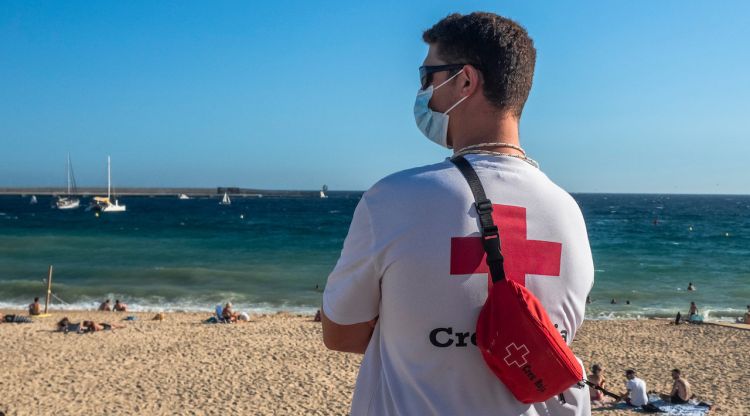 Un socorrista de la Creu Roja vigilant la platja de Palamós. Creu Roja