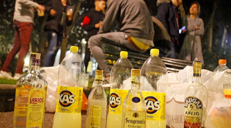 Joves fent botellón al carrer. Carlos Martínez / Students.Travel