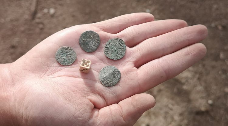 Algunes de les monedes que han trobat en les excavacions del castell de Montsoriu