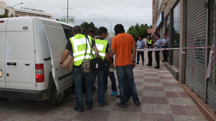 Agents de l'àrea territorial d'investigació dels Mossos d'Esquadra a les portes del pis © ACN