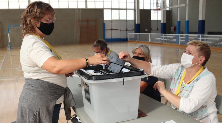 Pla obert d'una dona votant a la consulta popular de Sant Julià de Ramis per decidir el nom d'una plaça. ACN