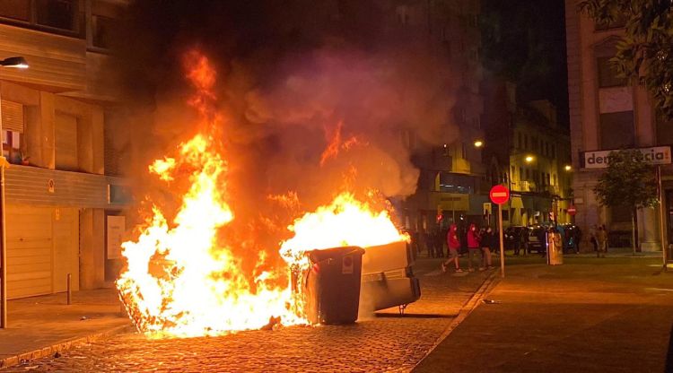 La barricada amb contenidors al carrer Sèquia a tocar de la plaça 1 d'Octubre de Girona. ACN