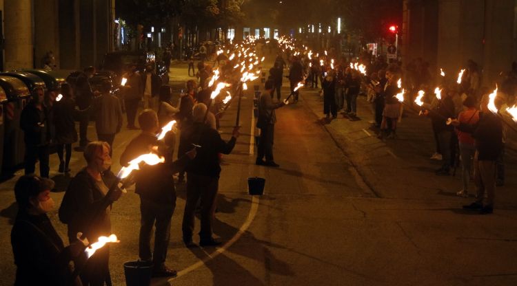 L'encesa de torxes que s'ha fet aquest 1 d'octubre del 2020 a Girona per commemorar el llegat de l'1-O. ACN