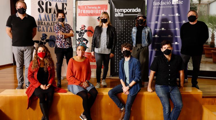Els autors que participaran en el X Torneig de Dramatúrgia Catalana conjuntament amb els organitzadors de la competició literària
