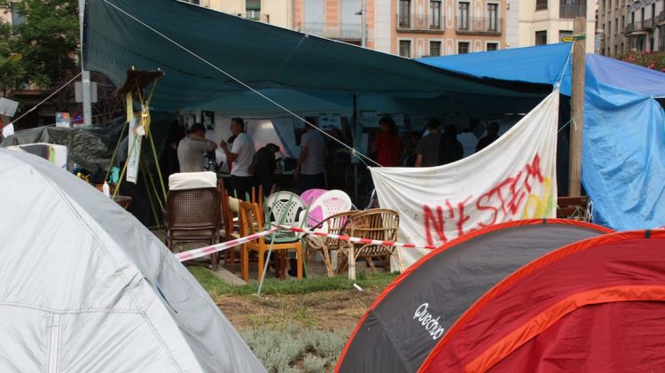 El campament dels 'indignats' a la plaça Catalunya de Girona © ACN