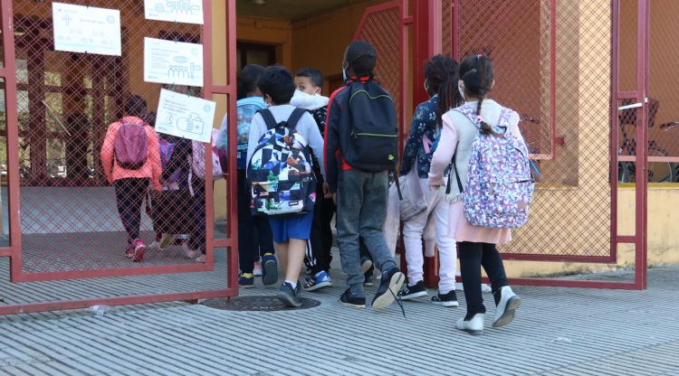Uns alumnes entrant a l'escola la Farga de Salt. ACN