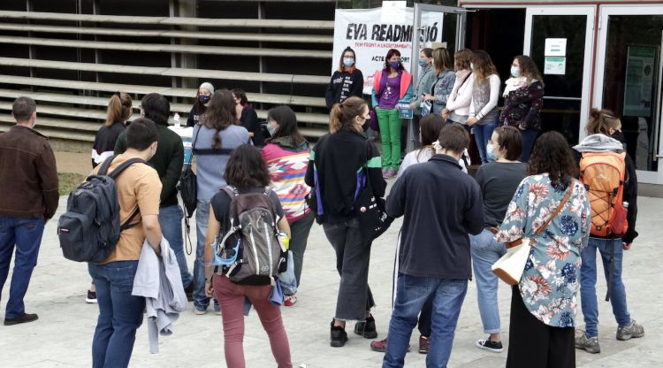 Alumnes defensant la professora acomiadada (arxiu). ACN