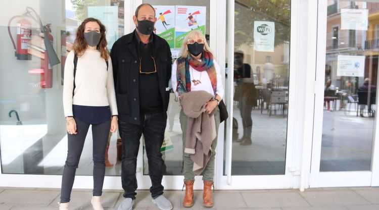 D'esquerra a dreta, la neta de l'escriptor, Diana Coromines, el director de Comanegra, Joan Plana, i la filla de Calders, Tesa Calders. ACN