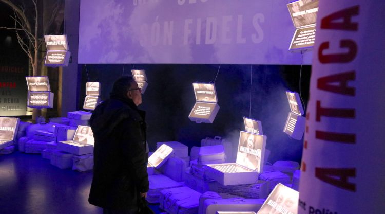 Un dels ambients de l'exposició 'Lluís Llach. Com un arbre nu', a l'Arts Santa Mònica, evoca el "viatge a Itaca" dels referents de Llach. ACN