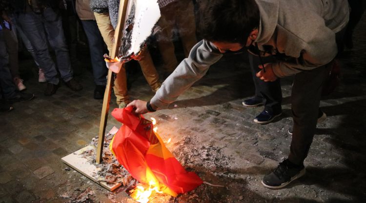 La crema d'una bandera espanyola durant l'acte a Girona. ACN