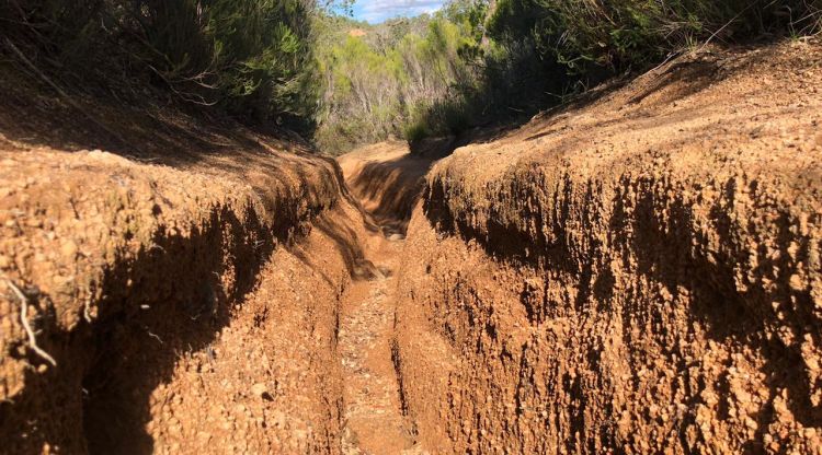 La llera del Ridaura amb les roderes que han deixat vehicles motoritzats