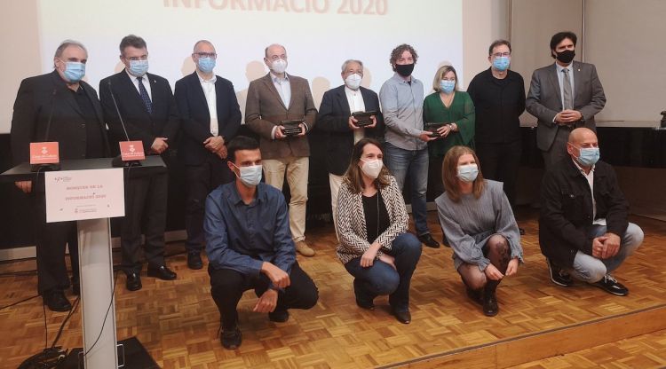 Foto de família dels guardonats amb les Mosques de la informació