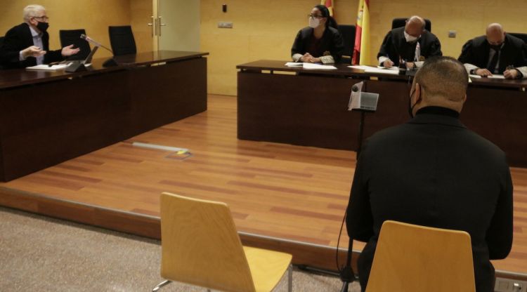 D'esquenes, el porter d'una discoteca de Lloret de Mar acusat de violar una turista.. ACN