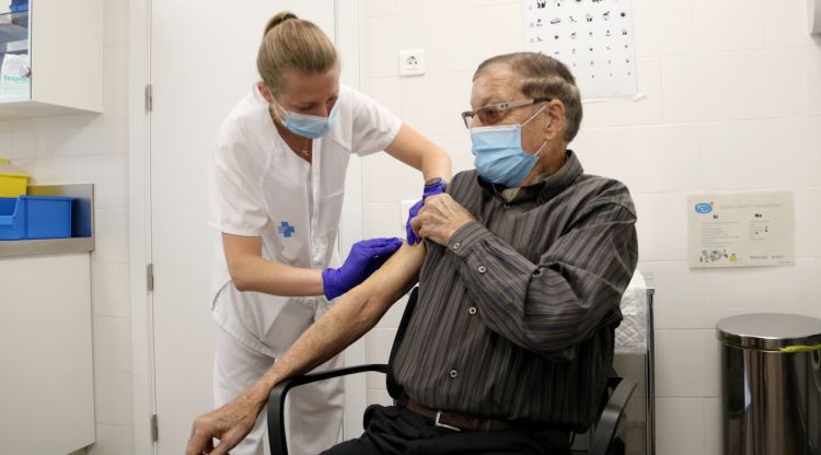 Una persona vacunant-se contra la grip (arxiu). ACN