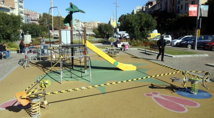 Els jocs infantils que hi ha a la plaça Catalunya de Girona precintats. ACN