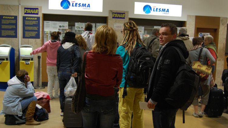 Passatgers a les finestretes de Lesma, a l'aeroport de Girona, per fer consultes o reclamacions (arxiu)