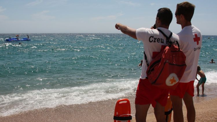 Un centenar de socorristes de la Creu Roja vigilaran 33 platges del litoral de la Costa Brava