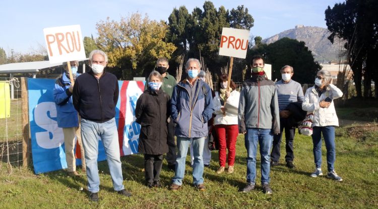 Les entitats ecologistes i el representant d'Unió de Pagesos, amb el Montgrí al fons. ACN