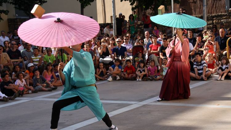 Els japonesos 'Senmaru & Yuki' amb el seu espectacle a la Fira de Circ al Carrer de la Bisbal del 2009 © ACN