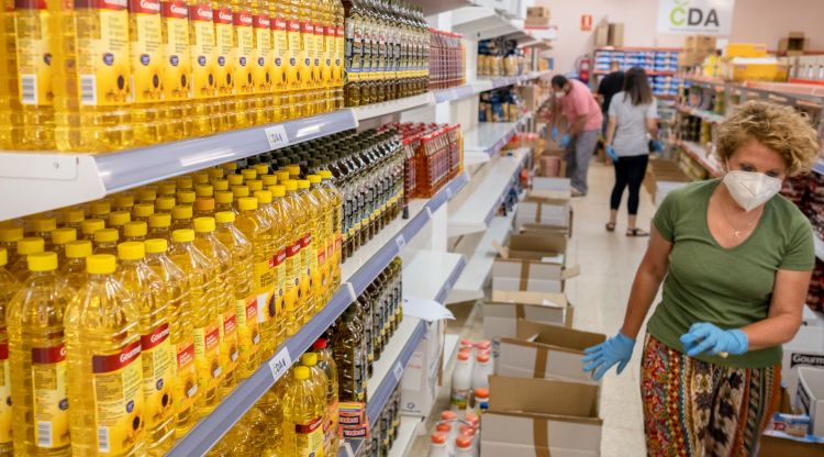 Voluntaris de Càrites fent tasques al servei d'aliments de Palafrugell