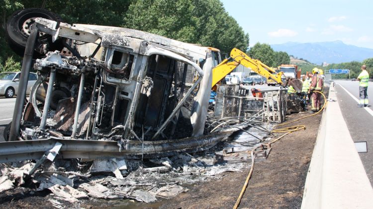 El camió, que transportava plàstic a granel, ha bolcat i s'ha incendiat en un dels vorals de l'autopista AP-7 © ACN