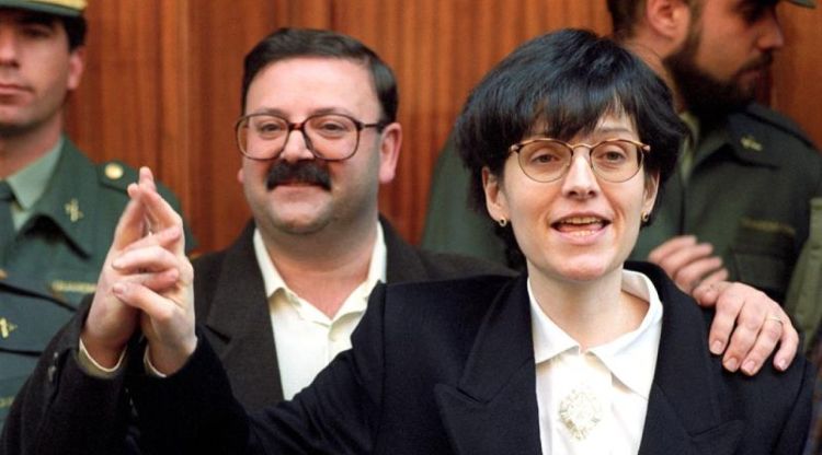Maria Àngels Feliu poc després de ser alliberada amb el seu marit al costat