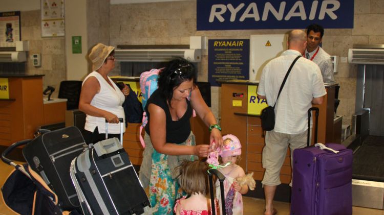Passatgers facturant l'equipatge a l'aeroport de Girona (arxiu)