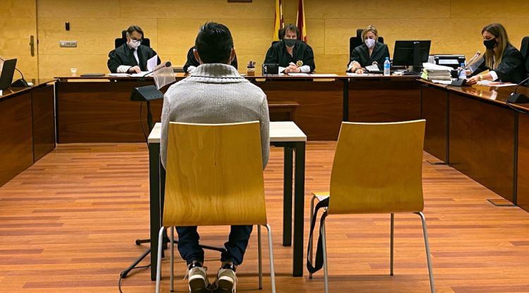 D'esquenes, l'acusat de violar i maltractar la parella a Vidreres. ACN